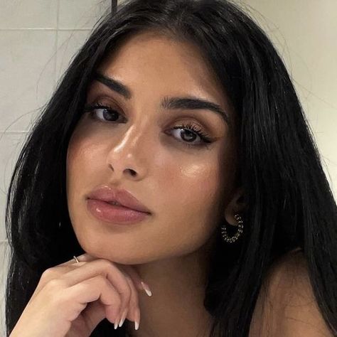 Middle Eastern Makeup Natural, Tanned Makeup Look, Italian Face Claims Female, Middle Eastern Makeup Looks, Middle Eastern Face Claim, Tan Skin Makeup Looks, Tan Girl Makeup, Indian Look Makeup, Arabian Makeup Look Natural