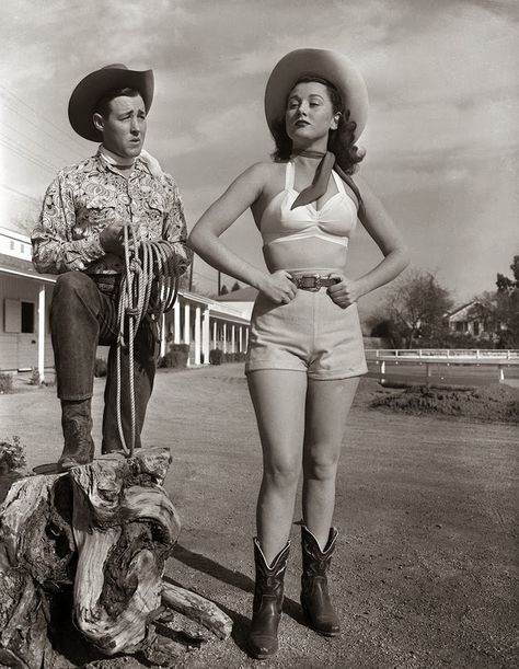 15 Amazing Vintage Photos of Truly Cowgirls ~ vintage everyday Mode Country, Foto Cowgirl, Cowgirl Boots Outfit, Vintage Western Wear, Cowboy Aesthetic, Cowgirl Look, Retro Pictures, Wilde Westen, Cowgirl Aesthetic