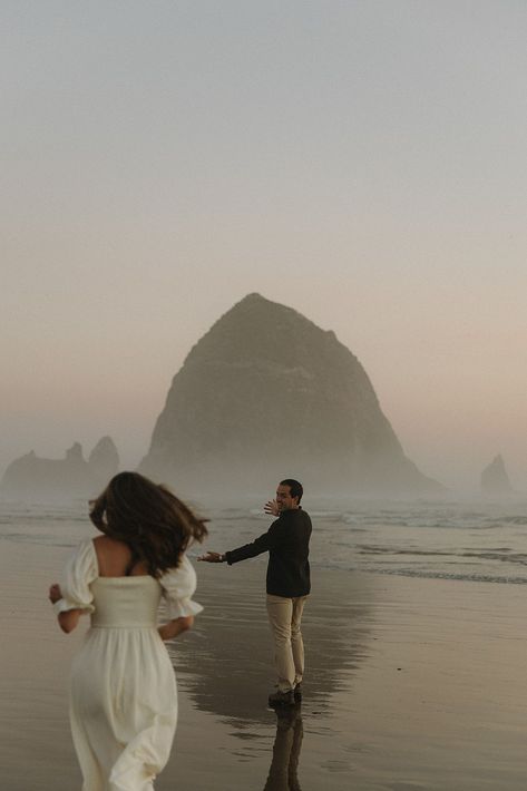 When you visit a specific location more than once, it can start to become familiar. After returning to the same spot, what if we instead started treasuring it even more? That’s my relationship with the Oregon Coast. As I revisit with a different couple I always value it in a newly found way. See how we captured this Cannon Beach sunset couples session in a brand new light! Cannon Beach Picture Ideas, Cannon Beach Oregon Photoshoot, Canon Beach Photoshoot, Oregon Beach Photoshoot, Oregon Coast Engagement, Cannon Beach Photoshoot, Cannon Beach Couple Photos, Rainy Beach Couple Photoshoot, Engagement Photos Oregon