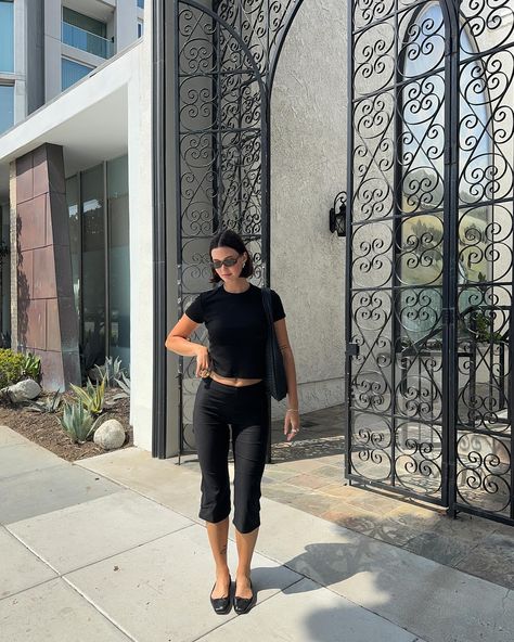 Capris Pants Outfit, How To Wear Capri Pants, Capri Outfits Fall, Capris Outfit Aesthetic, Capri Shorts Outfit, Styling Capris, Black Capris Outfit, Cargo Capris Outfit, Capris Outfits