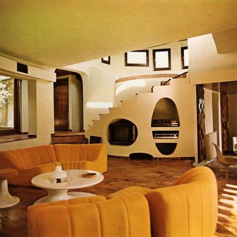 Retrofuture Interior, Retro Futurism Interior, 70s Interior, Vintage Interior Design, Casa Vintage, Mid Century Architecture, Vintage Interiors, Vintage Interior, Futurism