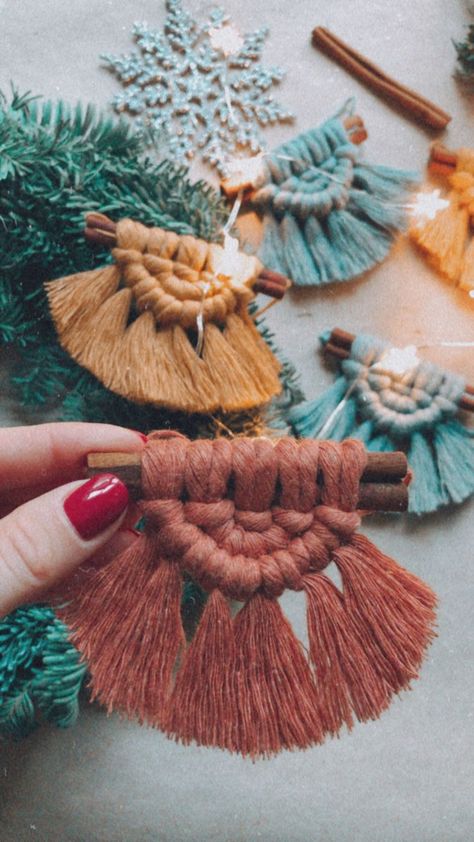 Cinnamon Stick Macrame, Christmas Ornaments Easy, Macrame Christmas Ornaments, Macrame Tutorials, Macrame Christmas, Stil Boho, Macrame Patterns Tutorials, Boho Christmas, Macrame Ideas