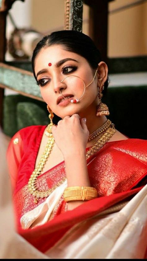 Minimalist Bengali Bride, Bengali Wedding Outfits, Simple Bengali Bride, Bengali Girl Aesthetic, Bengali Bride Traditional Look, Bengali Wedding Look, Bengali Makeup, Bengali Woman, Bengali Saree