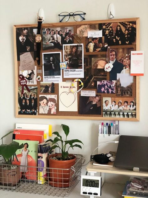 Room Bulletin Board Ideas Aesthetic, Mood Board Bulletin Board, Picture Wall Desk, Mood Board Cork Board, Corkboard Organization Ideas, Cork Board Desk, Desk Board Ideas, Uni Desk Ideas, Desk Wall Ideas