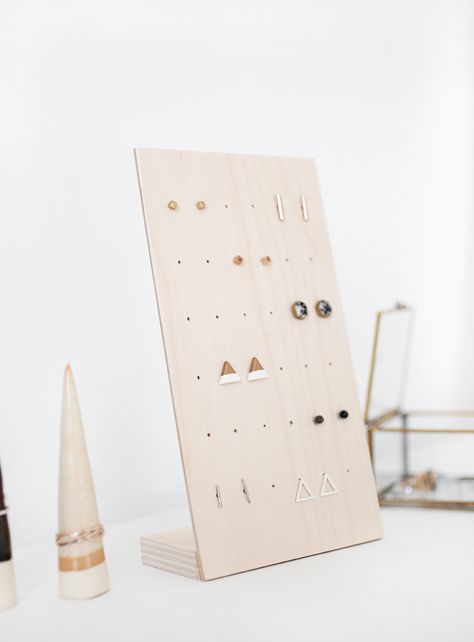 DIY Earring Stand - The Merrythought Diy Earrings Stand, Diy Earring Holder, Jewerly Displays, Diy Jewelry Display, Closet Organization Diy, Floating Shelves Diy, Jewelry Organizer Diy, Earring Stand, Mason Jar Diy