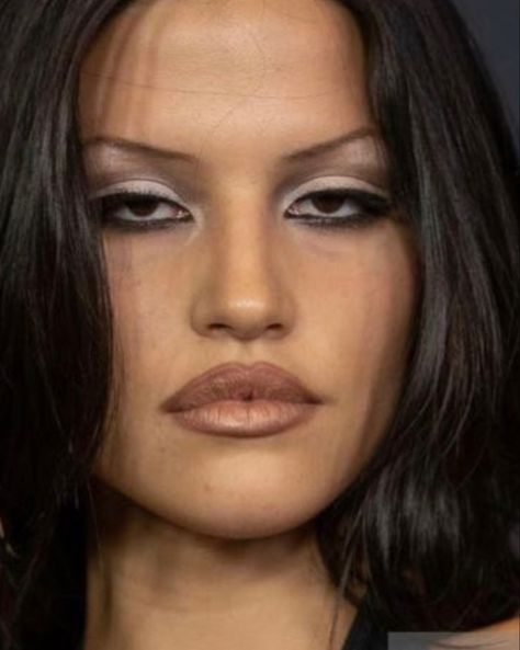 Savage X Fenty Red Carpet Maquillage Goth, 90s Makeup Look, Vampy Makeup, Maquillage On Fleek, Vampire Bride, Silver Makeup, Look Grunge, 90s Makeup, Swag Makeup