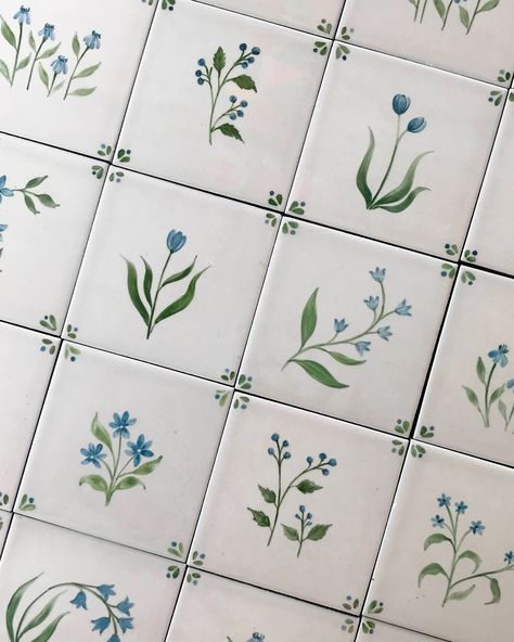 🌸6 of our favourite floral tile projects! Swipe to see them all and tell me your favourite :) It’s no surprise that floral designs are what we paint the most on our custom kitchen tiles - there’s an old-world, vintage charm to handpainted floral tiles, and whenever I picture a kitchen with pretty floral tiles, I imagine a warm, cosy home where memories are made over lovingly cooked food! Here are some of my favourite floral tile projects - ranging from monochromatic browns and blues to paste... Kitchen With Colourful Tiles, Diy Tile Kitchen Backsplash, Flower Shower Tile, Kitchen Back Tiles, Hand Painted Subway Tile, Pastel Tiles Kitchen, Mediterranean Backsplash Tile, Kitchen Patterned Tiles, Pretty Tile Backsplash Kitchen