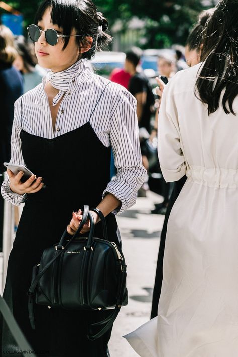 Casual Slip Dress Outfit, Shirt Under Dress, Slip Dress Outfit, Walking Down The Street, Best Summer Dresses, Nyfw Street Style, Looks Street Style, Popular Outfits, Street Style Chic