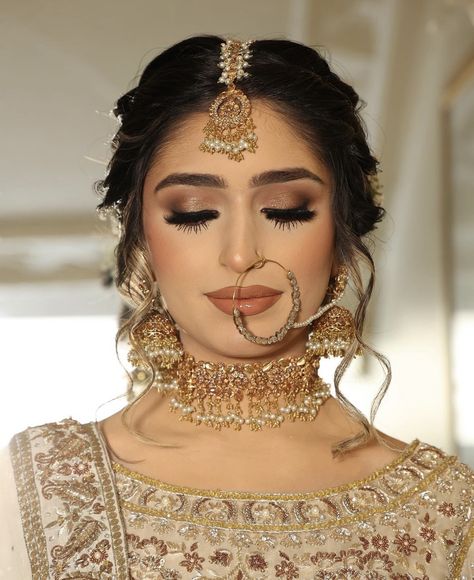 Matt Bridal Makeup, Nikah Makeup Pakistani, Deepika Bridal Look, Make Up For Engagement Indian, Mehndi Makeup For Bride, Soft Glam Pakistani Bridal Makeup, Brown Makeup Looks Wedding, Nikah Makeup Look For Bride, Hindu Bridal Jewellery