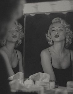 Marlon Monroe Aesthetic, Old Hollywood Aesthetic Black And White, Marilyn Monroe Dark Aesthetic, Marylin Monroe Photoshoots, Marilyn Monroe Aesthetic Icons, Marilyn Monroe Photoshoot Ideas, Marlyne Monro Aesthetics, Marylyn Monroe Aesthetic, Old Vibes Aesthetic