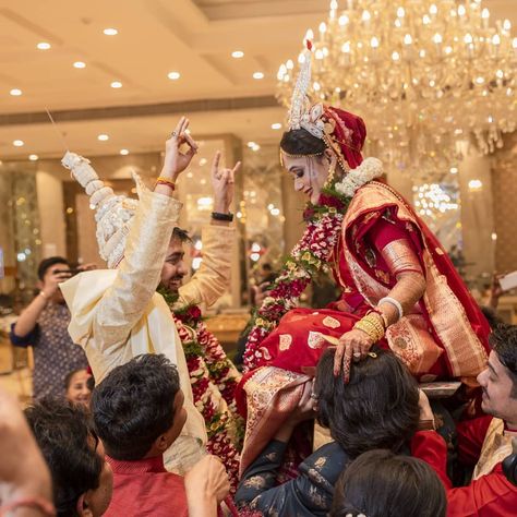 Indian Wedding Picture Ideas, Bengali Wedding Aesthetic, Bengali Asthetic Couple, Bengali Marriage, Bengali Wedding Photography Poses, Bengali Reception Couple Poses, Bengali Wedding Couple Poses, Wedding Photography Poses Bridal Party, Bengali Marriage Photography