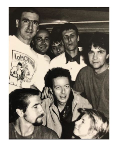 Classic club photo to start your weekend - Eric Cantona with Joe Strummer and Bez from The Happy Mondays at The Haçienda club in Manchester! ⁣ ⁣ #cantona #joestrummer #thehappymondays #bez Bez Happy Mondays, Happy Mondays, Eric Cantona, Joe Strummer, 22 December, Dj Gear, The Clash, The Happy, Che Guevara