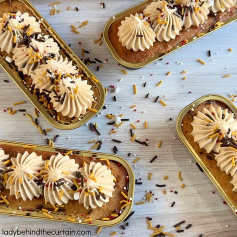 Thanksgiving Loaf Cake, Mini Cakes Flavors, Mini Dessert Platter, Thanksgiving Bakery Desserts, Mini Cakes Business, Mini Cakes Diy, Thanksgiving Mini Loaf Cakes, Pumpkin Mini Cakes, Mini Holiday Loaf Cakes