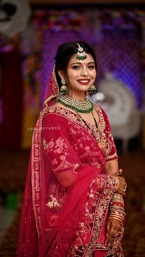 Dulhan Bride Pose, Wedding Single Poses Bride, Bride Photo Poses Indian, Wedding Girls Poss, Girl Closeup Wedding, Single Girl Wedding Shoot, Wedding Dulhan Single Poses, Bride Closeup Poses, Bridal Single Poses