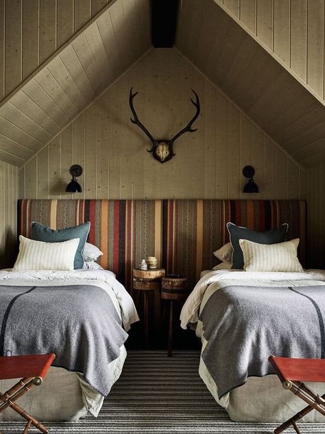 Modern Eclectic Cabin, Cabin Bedroom Twin Beds, Ski House Interior Design, Cabin Style Interior, Mountain Chalet Interior, Modern Mountain Style, Lane Aesthetic, Cabin Bedrooms, Vintage Cabin Decor