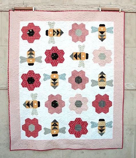 Bee Quilt, House Quilt Patterns, Vintage Quilts Patterns, Spring Quilts, Quilt Square Patterns, Bird Designs, Flower Quilts, Oh Happy Day, Brown Bird