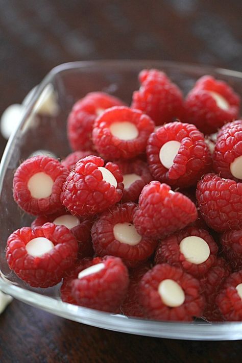 White Chocolate Raspberry Bundt Cake, Chocolate Raspberry Bundt Cake, Raspberry Bundt Cake, Easy Dessert Ideas, Snack Easy, Six Sisters Stuff, Raspberry Recipes, White Chocolate Raspberry, Sweet Snacks Recipes