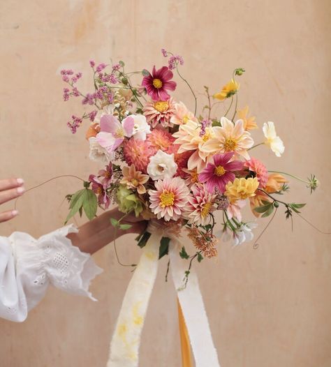 Bouquet Champetre, בר מצווה, Bouquet Inspiration, Wedding Flower Inspiration, Flower Inspiration, Wildflower Wedding, Deco Floral, Wedding Flower Arrangements, Floral Inspiration