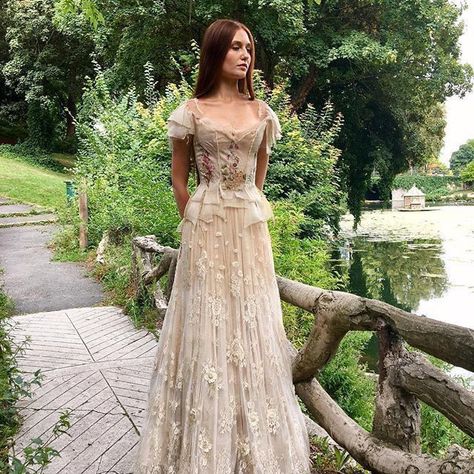 Wattpad Outfits, Ethereal Dress, Fantasy Dresses, Fantasy Gowns, Fairytale Dress, Vestidos Vintage, Fantasy Dress, Mode Vintage, Jane Austen