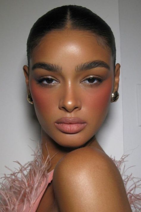 We've seen glazed skin, we've seen glazed nails. Now, it's the turn of our blush. We're expecting lots of layers, such as liquid highlighters teamed with cream blush. Glam Looks Makeup, Blush For Winter, A Lot Of Blush Makeup, Black Women Blush Makeup, Makeup For Pink Dresses, Elevated Makeup Look, Dewy Blush Makeup, Skin Like Makeup, High Blush Makeup