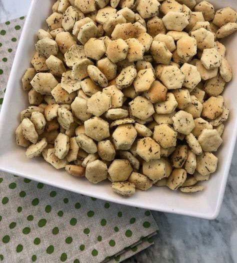 Are you a big fan of dill pickles? These Dill Pickle Oyster Crackers have a yummy buttery dill flavor. They are one of our favorite snack crackers for game or movie night. Do you know anyone who has such a dislike of a certain food that they can’t eat the food if that particular food has been near their food or on it? It’s funny to me. One of our family members completely despises pickles (The rest of us like them so much we bottle our own). Anytime he orders a burger and the fast food… Dill Crackers, Oyster Cracker Snack, Oyster Crackers Recipe, Homemade Crackers Recipe, Pickle Seasoning, Seasoned Crackers, Snack Crackers, Dill Pickle Recipe, Oyster Crackers