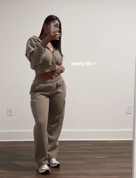 Asics Outfit, Airport Outfit Winter, Bad And Boujee Outfits, Gymwear Outfits, Airport Outfits, Loungewear Outfits, Effortless Outfit, Comfy Clothes, Simple Trendy Outfits