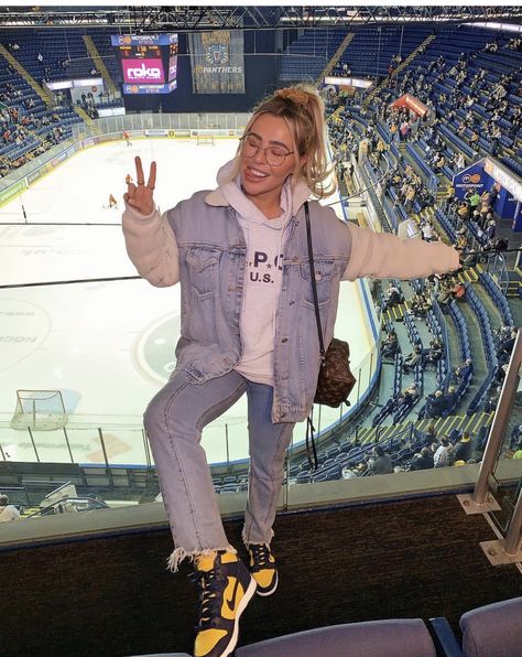 Recreating Pictures, Hockey Game Outfits, Hockey Game Outfits For Women, Soccer Game Outfits, Lazy Clothes, Hockey Game Outfit, Apc Jeans, Basketball Game Outfit, Hockey Outfits