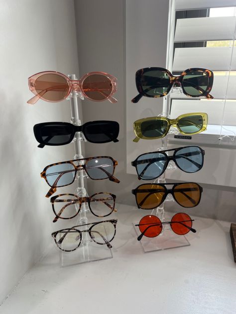 Sun Glass Organizer, Sunglasses Organization Aesthetic, How To Display Sunglasses, Sun Glasses Storage Ideas, Sunglasses Room Decor, Eye Glasses Organization, Diy Glasses Display, Sunglasses Rack Diy, Glasses Display Stand