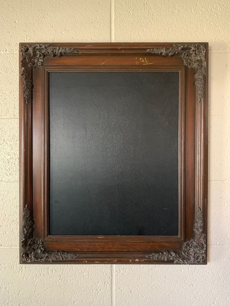 Homemade DIY Chalkboard Craft - Made from a Vintage Wall Frame found at the Goodwill. Diy Picture Frames On The Wall, Chalkboard Crafts, Chalkboard Projects, Blackboard Drawing, Pictures At Home, Goodwill Store, Deni Denials, American Fast Food, Empty Frame