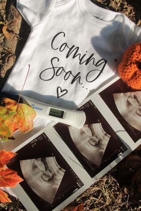 Pregnancy Announcement November 2024, Pregnancy Announcement October 2024, Baby Announcing Ideas Thanksgiving, Fall Themed Baby Announcement, Fall Themed Pregnancy Announcement, Baby Anouncment Ideas Fall, Pregnancy Announcement Fall Ideas, Fall Announcement Pregnancy Photo Ideas, Cute Simple Pregnancy Announcement