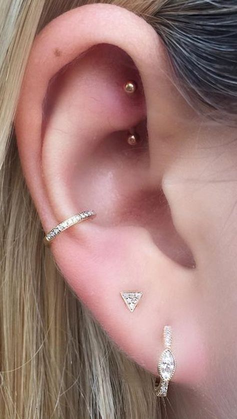 Piercing Ideas For Women, Piercing Orbital, Bodysuit Tattoos, Piercing Eyebrow, Vintage Tattoos, Ear Piercing Ideas, Daith Piercing Jewelry, Horn Pendant Necklace, Cute Ear Piercings