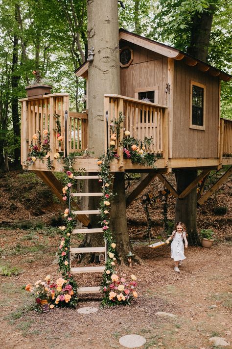 Tree House Mini Sessions: Unique Outdoor Photography Experience — Delaney Dobson Photography | Weddings Photography, Family & Newborn Portraits Backyard Tree House Aesthetic, Small Tree House Ideas, Diy Kids Tree House, Treehouse Decorating Ideas, Tree House Designs For Kids, Build Tree House, Kids Tree House Ideas, Cool Tree Houses For Kids, Treehouse Garden