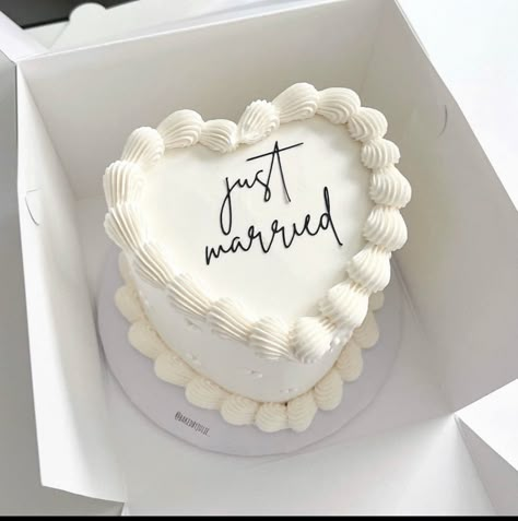 Godly Wedding, Married Cake, Heart Cake Design, Heart Wedding Cakes, Small Wedding Cakes, Elegant Birthday Cakes, Wedding Cake Photos, Simple Wedding Cake, Future Wedding Plans