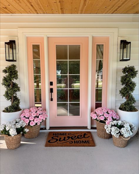 Flower Planting, Pink Front Door, Spring Porch Decor, Outdoor Renovation, Summer Front Porches, Planting Ideas, Spring Outdoor, Crafts Easter, Easter Bunny Crafts