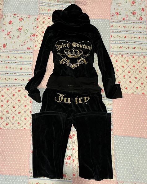 ⋆. 𐙚 ˚ juicy couture tracksuit set ୨ৎ ᡣ𐭩 sleek black velvet tracksuit with gold glittery details 2000s y2k vintage one of a kind. ᡣ𐭩 like new vintage ᡣ𐭩 size medium asking price: $120 2000s Fashion Outfits Juicy Couture, Juicy Culture Tracksuit, Juicy Couture Jacket With Jeans, Old Juicy Couture Tracksuit, Juicy Tracksuit Aesthetic, Juicy Couture Tracksuit Outfit Ideas, 2000s Juicy Couture Tracksuit, Juicy Couture Christmas, Juicy Couture Jacket Outfit