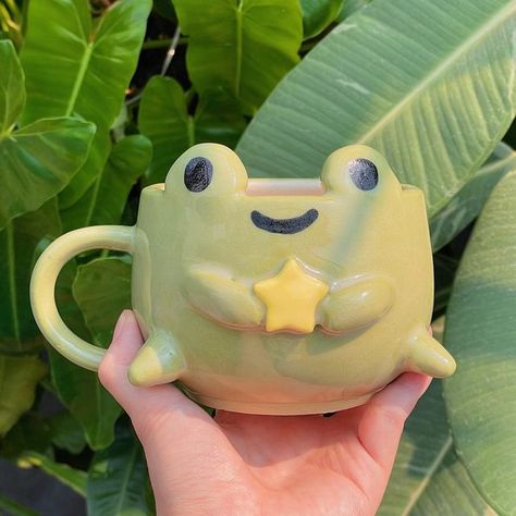 Ceramic Art Room Decor, Mugs Out Of Clay, Pottery Ideas Animals, Pottery Ideas Air Dry Clay, Cute Pinch Pot Ideas Ceramics, Clay Pinch Pot Ideas Animals, Animal Clay Pots, Cup Clay Art, Ceramic Ideas Cute