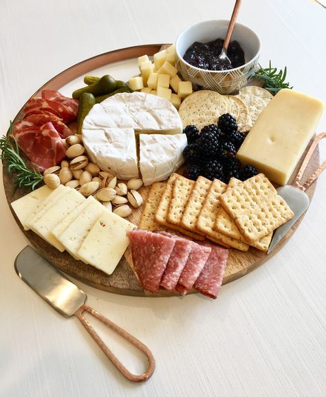 Cheese Platter For 2, Affordable Platter Ideas, Circular Cheese Board, Table Cheese Board, Small Platter Ideas, Cheese Table Ideas, Affordable Charcuterie Board, Simple Cheese Platter, Cheese Platter Ideas