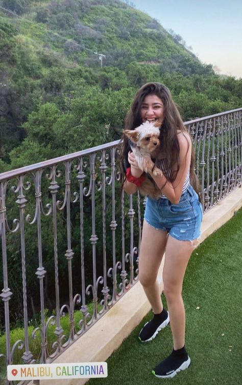 Warina Hussain, Aditi Bhatia, Alia Bhatt Photoshoot, Creative Poses, Dress Book, Cute Love Images, Creative Instagram Photo Ideas, Stylish Dress Book, Clothes Outfits