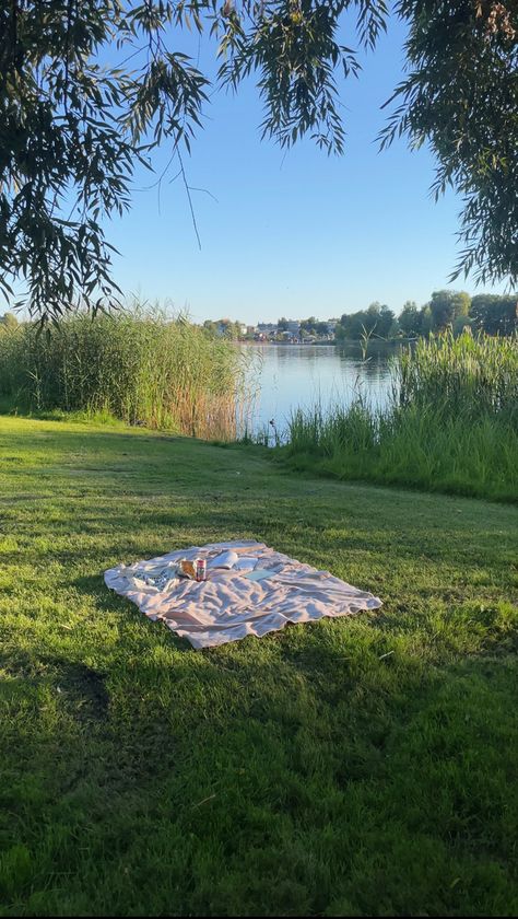 Lake Picnic, Beautiful Picnic, Life In Paradise, Meditation Garden, Peaceful Life, Spring Aesthetic, Summer Dream, Aesthetic Summer, Nature Aesthetic