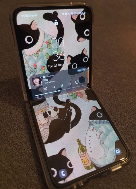 z flip 4 lock screen wallpaper cute aesthetic Wallpaper Flip 4, Z Flip Aesthetic, Samsung Z Flip 4 Aesthetic, Z Flip 4 Wallpaper, Flip Phone Aesthetic, Aesthetic Phones, Phones Aesthetic, Phone Obsession, Phone Lock Screen