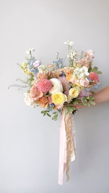 @foreverwildfield Bachelorette Dinner Aesthetic, White With Pops Of Color Wedding, Garden Party Floral Centerpieces, April Wedding Flowers, Prescott Wedding, Bouquet Pastel, Pastel Wedding Theme, Wildflower Wedding Theme, Wedding Dressing