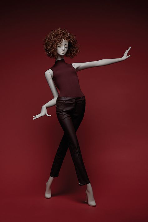 MOOD Collection | Women | GENESIS MANNEQUINS | Graceful poses inspired by Charleston dance moves clearly reflect the exuberant feeling of freedom. Seductive and glamorous female mannequins proudly accompany matching gentlemen with elegant posture. Semi-abstract heads create the necessary reduction to give the mannequins a timeless modern look. Mannequin Poses, Full Body Dress Form, Mannequin Photography, Graceful Poses, Pose Mannequin, Elegant Posture, Charleston Dance, Clothes Mannequin, Dancing Poses