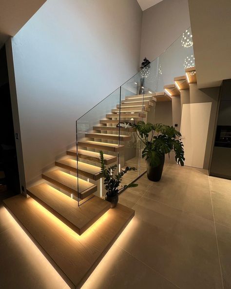 Beautiful floating stairs with LED timber step from high quality Foshan staircase factory https://m.alibaba.com/product/1600473805306/Beautiful-floating-stairs-with-LED-timber.html?__sceneInfo={"cacheTime":"1800000","type":"appDetailShare"} Stairs And Landing Decor, Home Staircase, Stair Railing Makeover, Metal Stair Railing, Staircase Interior Design, Modern Stair Railing, Staircase Designs, Staircase Design Modern, Stairs Design Interior