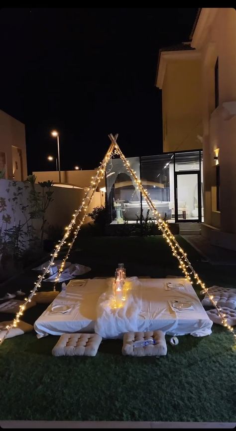 Date Night Decoration Ideas, Candle Light Dinner Decoration Ideas, Date Night Decor, Candle Light Dinner Ideas, Beach Picnic Party, Picnic Party Decorations, Romantic Dinner Decoration, Christmas Party Backdrop, Backyard Dinner Party