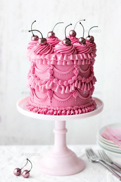 Pink celebration cake with vintage buttercream piped frills and cherries Pink Vintage Cake, Fancy Birthday Cakes, Victorian Cakes, Girly Birthday Cakes, Bolo Vintage, Vintage Birthday Cakes, Pinterest Cake, Cake Piping, Easy Cake Decorating