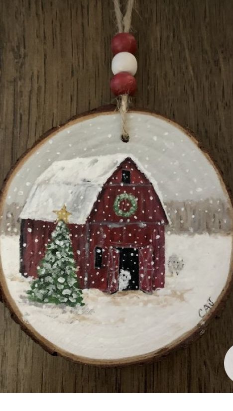 Wood Slab Christmas Ornaments, Christmas Ordiment Craft, Diy Painted Wood Slice Ornaments, Wood Slice Painting Ideas Christmas, Christmas Painting On Wood Slices, Wood Disc Ornaments Diy, Wood Slice Crafts Christmas, Wooden Christmas Ornaments Wood Slices, Christmas Ornament Painting Ideas