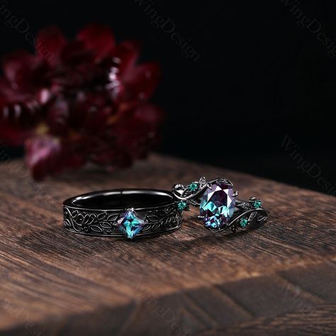 Introducing a mesmerizing two piece couple ring set, Vintage Alexandrite Couples Ring Set Gothic Black Gold His and Hers Wedding Band Mens Princess cut Ring Twig Branch Bridal Promise Ring Set, Women and a Men's beautifully crafted wedding bands, perfect for those making it the perfect choice for any proposal. -----Ring Information----- Metal Type: 925 sterling silver, 10K/14K/18K Solid Gold, Platinum ✦ Her Ring Center stone: Lab alexandrite Stone size: 6x8mm oval cut  Side stone: Emerald (messa His And Hers Wedding Rings, Meteorite Wedding Rings, Gothic Wedding Rings, Princess Cut Ring, Twig Branch, Couples Ring, Promise Ring Set, Cute Engagement Rings, Alexandrite Stone