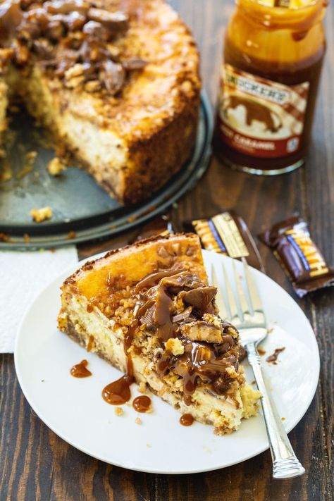 English Toffee Cheesecake topped with crushed Heath Bars and caramel sauce. Heath Bar Cheesecake Recipe, Heath Bar Cheesecake, Toffee Cheesecake Recipes, Toffee Cheesecake, Chocolate Raspberry Mousse Cake, Delicious Cheesecake Recipes, Processor Recipes, Heath Bar, British Recipes