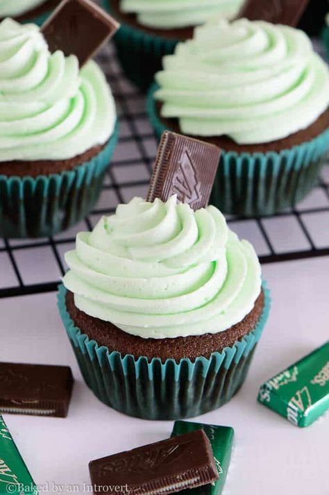 Andes Mint Cupcakes, Mint Cupcakes, Homemade Chocolate Cupcakes, Cupcake Frosting Recipes, Mint Frosting, Andes Mint, Cupcake Flavors, Mint Candy, Cupcake Frosting