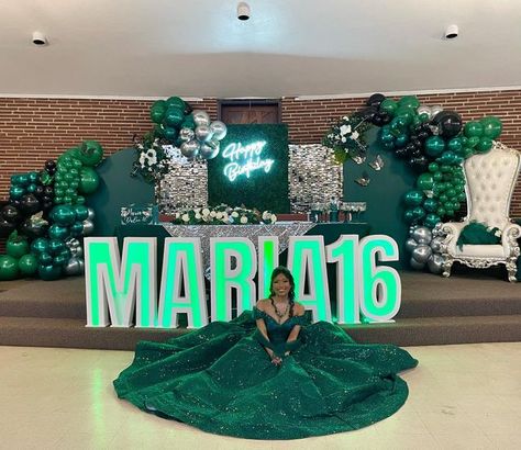 Green Quince Backdrop, Sweet Sixteen Emerald Green, Green And Gold Centerpieces Quince, Green Backdrop Decoration, Emerald Green And Silver Sweet 16, Green And Black Sweet 16, Emerald Green Quince Main Table, Sweet 16 Decorations Green And Gold, Sweet 16 Decorations Emerald Green